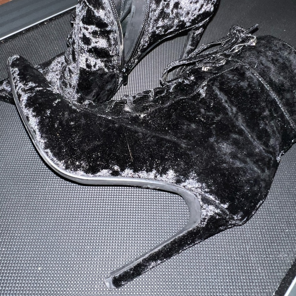 Velvet booties - Picture 2 of 4